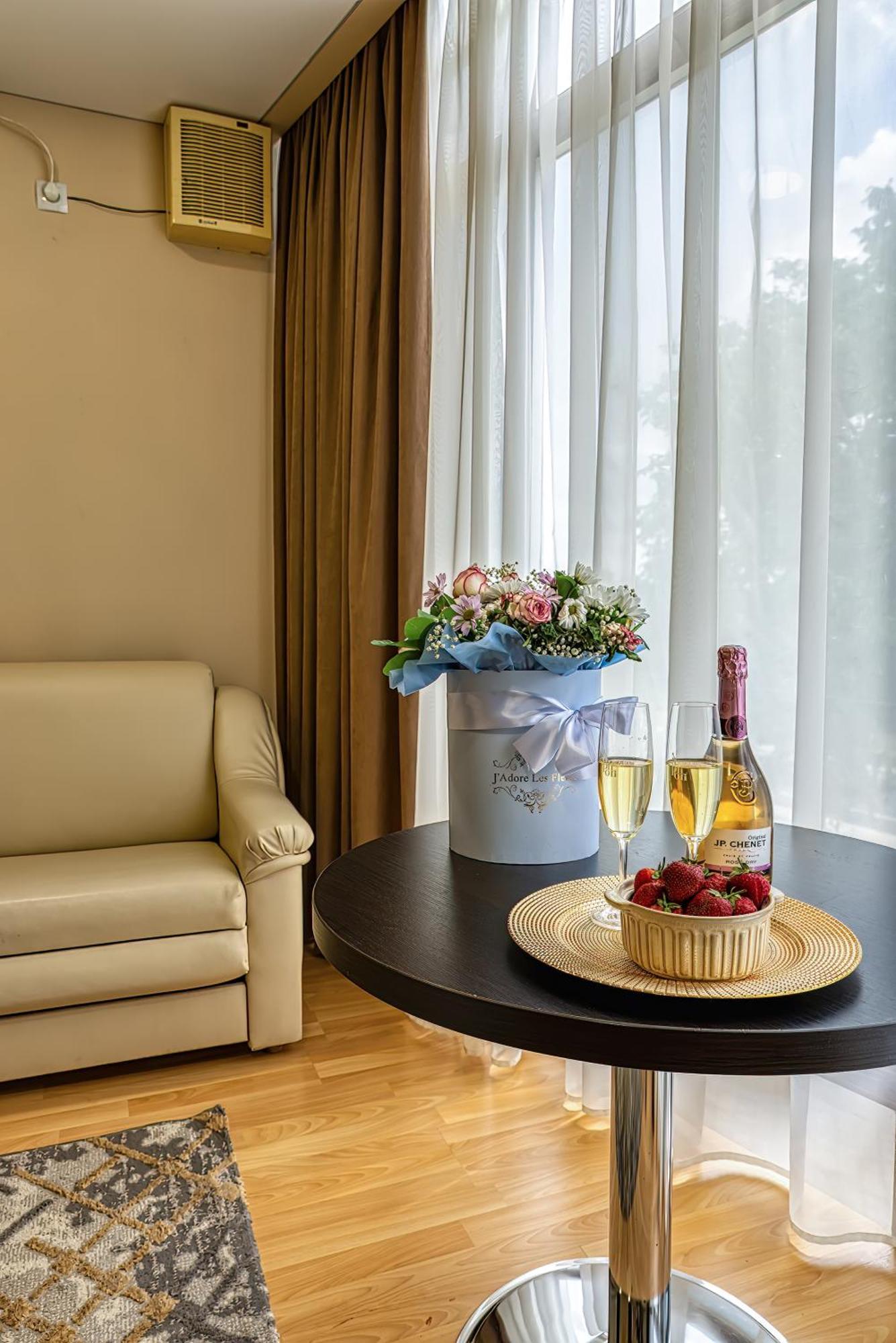 Sv Hotel, Restaurant & Airport Parking Todiresti  Εξωτερικό φωτογραφία